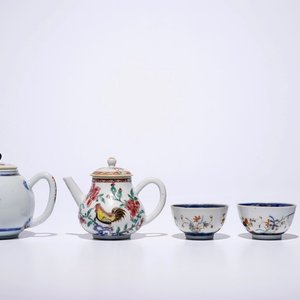 Une théière et trois tasses en porcelaine de Chine famille verte, Kangxi et une théière famille rose, Yongzheng — photo 1