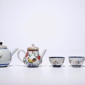 Une théière et trois tasses en porcelaine de Chine famille verte, Kangxi et une théière famille rose, Yongzheng — photo 2