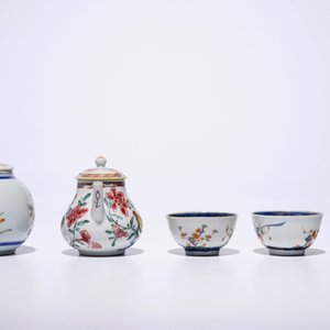 Une théière et trois tasses en porcelaine de Chine famille verte, Kangxi et une théière famille rose, Yongzheng — photo 3