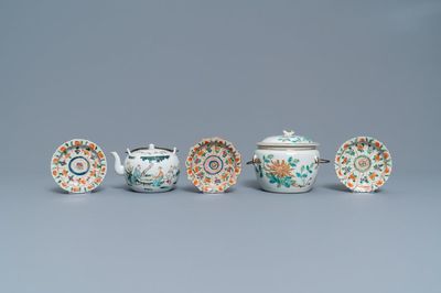 Une théière et un bol couvert en porcelaine de Chine famille rose et trois coupes Bencharong, 19ème