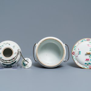 Une théière et un bol couvert en porcelaine de Chine famille rose et trois coupes Bencharong, 19ème — photo 12