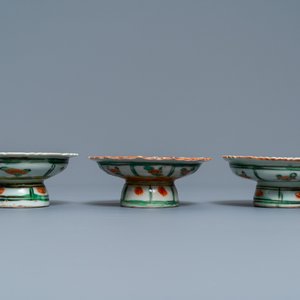 Une théière et un bol couvert en porcelaine de Chine famille rose et trois coupes Bencharong, 19ème — photo 5