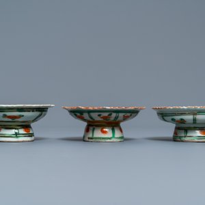 Une théière et un bol couvert en porcelaine de Chine famille rose et trois coupes Bencharong, 19ème — photo 6