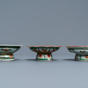 Une théière et un bol couvert en porcelaine de Chine famille rose et trois coupes Bencharong, 19ème — photo 7