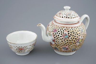 Une théière et un bol en porcelaine de Chine famille rose ajouré à double parois, Qianlong, 18ème