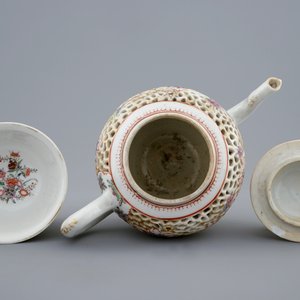 Une théière et un bol en porcelaine de Chine famille rose ajouré à double parois, Qianlong, 18ème — photo 6