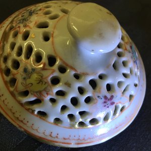 Une théière et un bol en porcelaine de Chine famille rose ajouré à double parois, Qianlong, 18ème — photo 8