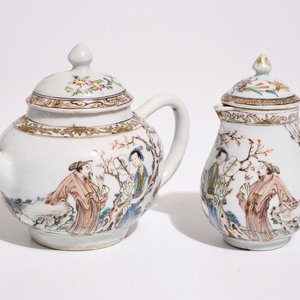 Une théière et un pot à lait en porcelaine de Chine famille rose, Yongzheng — photo 1