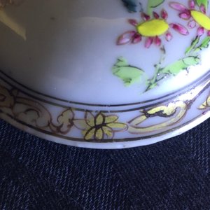 Une théière et un pot à lait en porcelaine de Chine famille rose, Yongzheng — photo 11