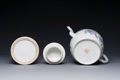 Une théière et un pot à pinceaux en porcelaine de Chine famille rose à décor 'Wu Shuang Pu', marque et époque de Daoguang — photo 4