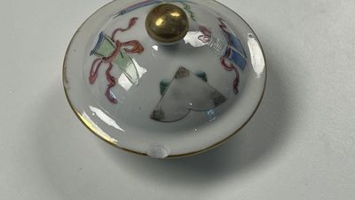 Une théière et un pot à pinceaux en porcelaine de Chine famille rose à décor 'Wu Shuang Pu', marque et époque de Daoguang — photo 6
