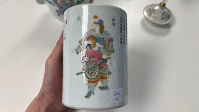 Une théière et un pot à pinceaux en porcelaine de Chine famille rose à décor 'Wu Shuang Pu', marque et époque de Daoguang — photo 7