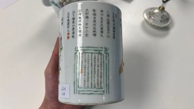 Une théière et un pot à pinceaux en porcelaine de Chine famille rose à décor 'Wu Shuang Pu', marque et époque de Daoguang — photo 8
