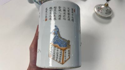 Une théière et un pot à pinceaux en porcelaine de Chine famille rose à décor 'Wu Shuang Pu', marque et époque de Daoguang — photo 10