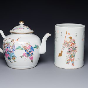 Une théière et un pot à pinceaux en porcelaine de Chine famille rose à décor 'Wu Shuang Pu', marque et époque de Daoguang — photo 1
