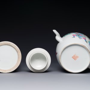 Une théière et un pot à pinceaux en porcelaine de Chine famille rose à décor 'Wu Shuang Pu', marque et époque de Daoguang — photo 4