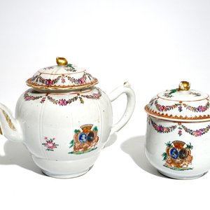 Une théière et un sucrier armoirié en porcelaine de Chine pour le marché français, Qianlong — photo 1