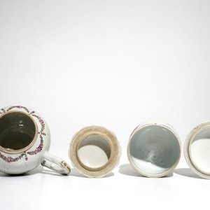 Une théière et un sucrier armoirié en porcelaine de Chine pour le marché français, Qianlong — photo 6