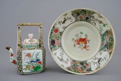 Une théière et une assiette aux poissons en porcelaine de Chine famille verte, Kangxi