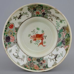 Une théière et une assiette aux poissons en porcelaine de Chine famille verte, Kangxi — photo 2
