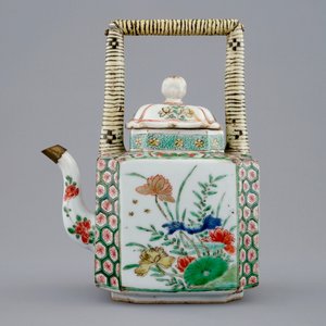 Une théière et une assiette aux poissons en porcelaine de Chine famille verte, Kangxi — photo 4