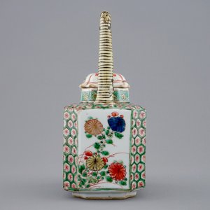 Une théière et une assiette aux poissons en porcelaine de Chine famille verte, Kangxi — photo 7