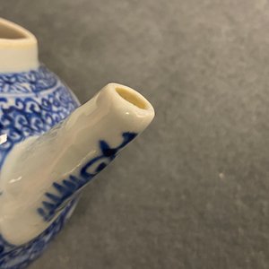 Une théière et une paire de tasses à vin en porcelaine de Chine en bleu et blanc, Kangxi — photo 11