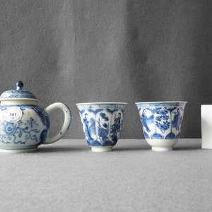 Une théière et une paire de tasses à vin en porcelaine de Chine en bleu et blanc, Kangxi — photo 14
