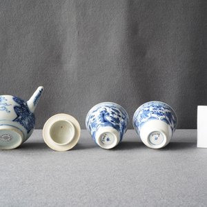Une théière et une paire de tasses à vin en porcelaine de Chine en bleu et blanc, Kangxi — photo 17