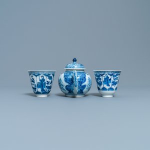 Une théière et une paire de tasses à vin en porcelaine de Chine en bleu et blanc, Kangxi — photo 2