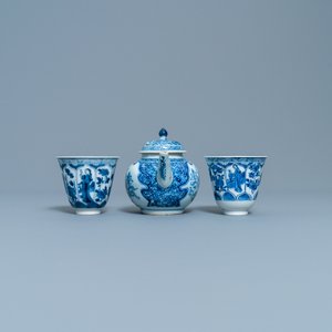 Une théière et une paire de tasses à vin en porcelaine de Chine en bleu et blanc, Kangxi — photo 4