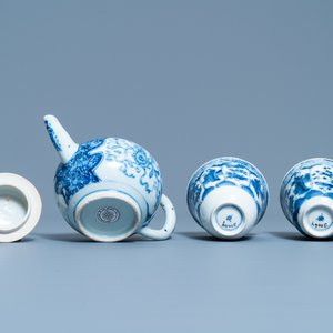 Une théière et une paire de tasses à vin en porcelaine de Chine en bleu et blanc, Kangxi — photo 6