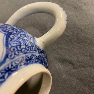 Une théière et une paire de tasses à vin en porcelaine de Chine en bleu et blanc, Kangxi — photo 8