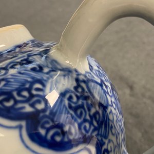 Une théière et une paire de tasses à vin en porcelaine de Chine en bleu et blanc, Kangxi — photo 9