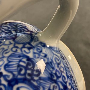 Une théière et une paire de tasses à vin en porcelaine de Chine en bleu et blanc, Kangxi — photo 10