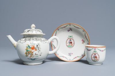 Une théière et une tasse et soucoupe armoriée en porcelaine de Chine grisaille et famille rose, Qianlong