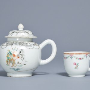 Une théière et une tasse et soucoupe armoriée en porcelaine de Chine grisaille et famille rose, Qianlong — photo 2
