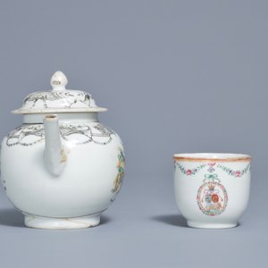 Une théière et une tasse et soucoupe armoriée en porcelaine de Chine grisaille et famille rose, Qianlong — photo 5