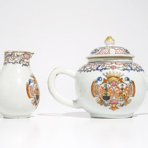 Une théière et une verseuse armoiriées en porcelaine de Chine famille rose, Qianlong — photo 4