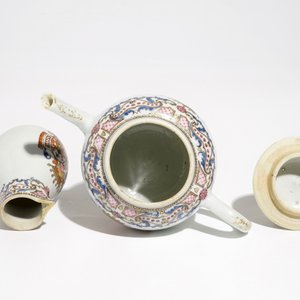 Une théière et une verseuse armoiriées en porcelaine de Chine famille rose, Qianlong — photo 6