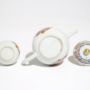 Une théière et une verseuse armoiriées en porcelaine de Chine famille rose, Qianlong — photo 7
