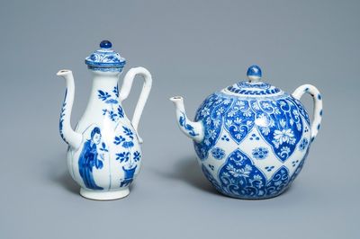 Une théière et une verseuse en porcelaine de Chine en bleu et blanc, Kangxi