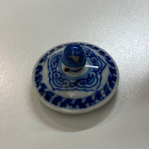 Une théière et une verseuse en porcelaine de Chine en bleu et blanc, Kangxi — photo 10