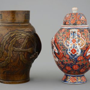 Une théière Imari et un vase en bronze à décor en relief, Japon, Meiji, 19ème — photo 5