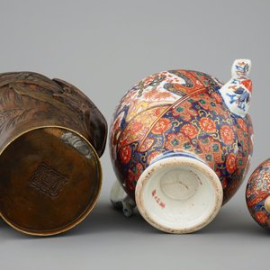 Une théière Imari et un vase en bronze à décor en relief, Japon, Meiji, 19ème — photo 7