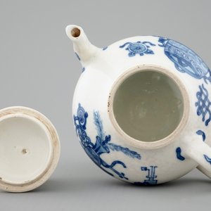 Une théière miniature chinoise en porcelaine tendre bleu et blanc, Kangxi — photo 6