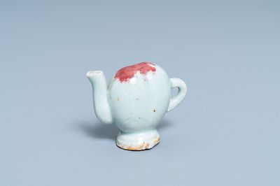 Une théière miniature en forme de pêche en porcelaine de Chine à émail junyao, Kangxi/Qianlong