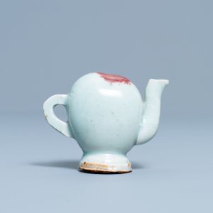 Une théière miniature en forme de pêche en porcelaine de Chine à émail junyao, Kangxi/Qianlong — photo 4