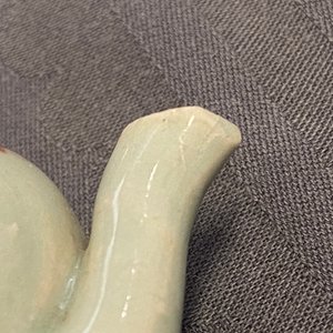 Une théière miniature en forme de pêche en porcelaine de Chine à émail junyao, Kangxi/Qianlong — photo 9