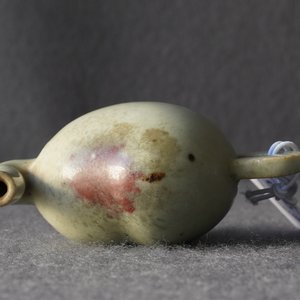 Une théière miniature en forme de pêche en porcelaine de Chine à émail junyao, Kangxi/Qianlong — photo 11